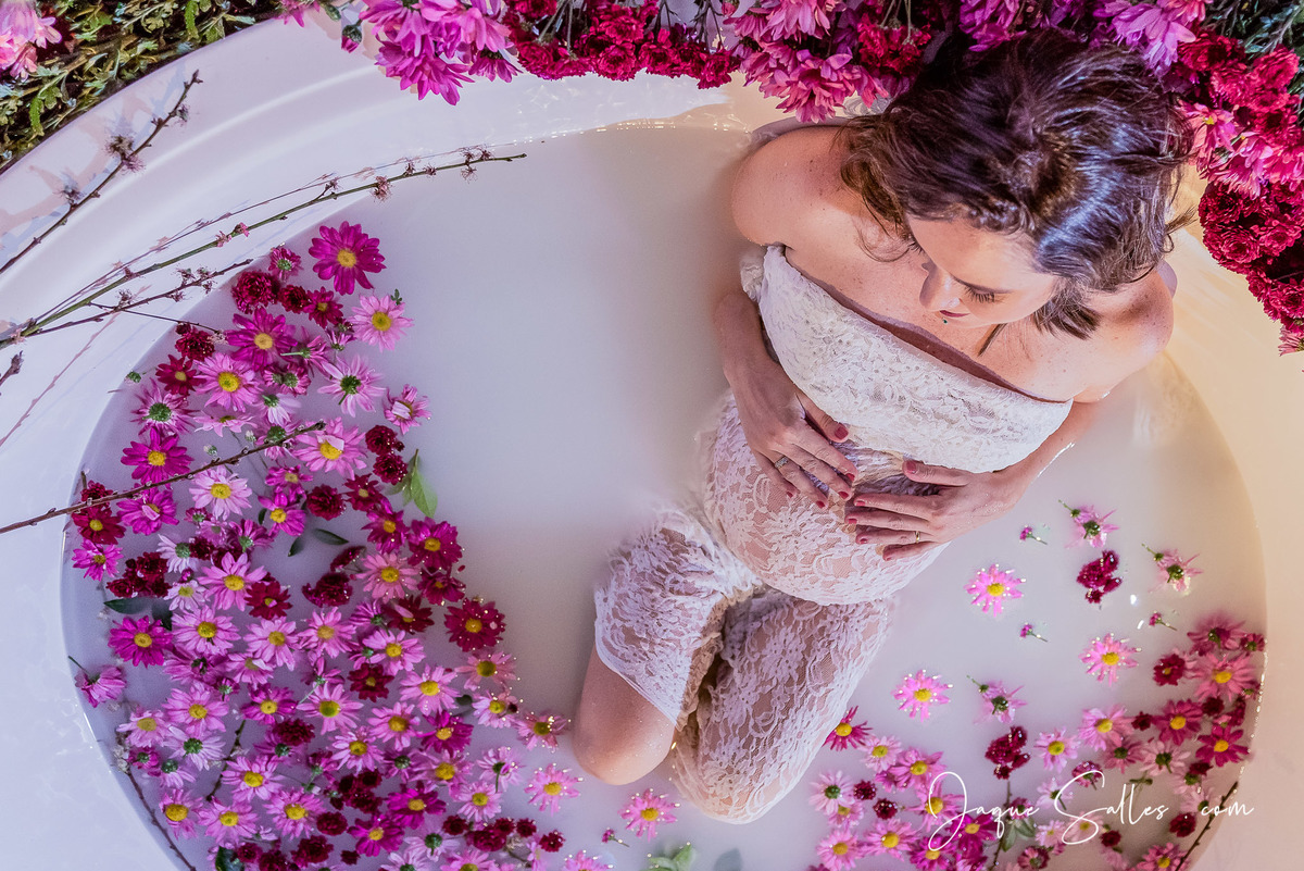 Ensaio Fotográfico Gestante Banho de Leite. Fotografia realizada na Pousada Le Siramat em Nogueira. Imagens da Fotógrafa de Retratos Femininos Jaque Salles
