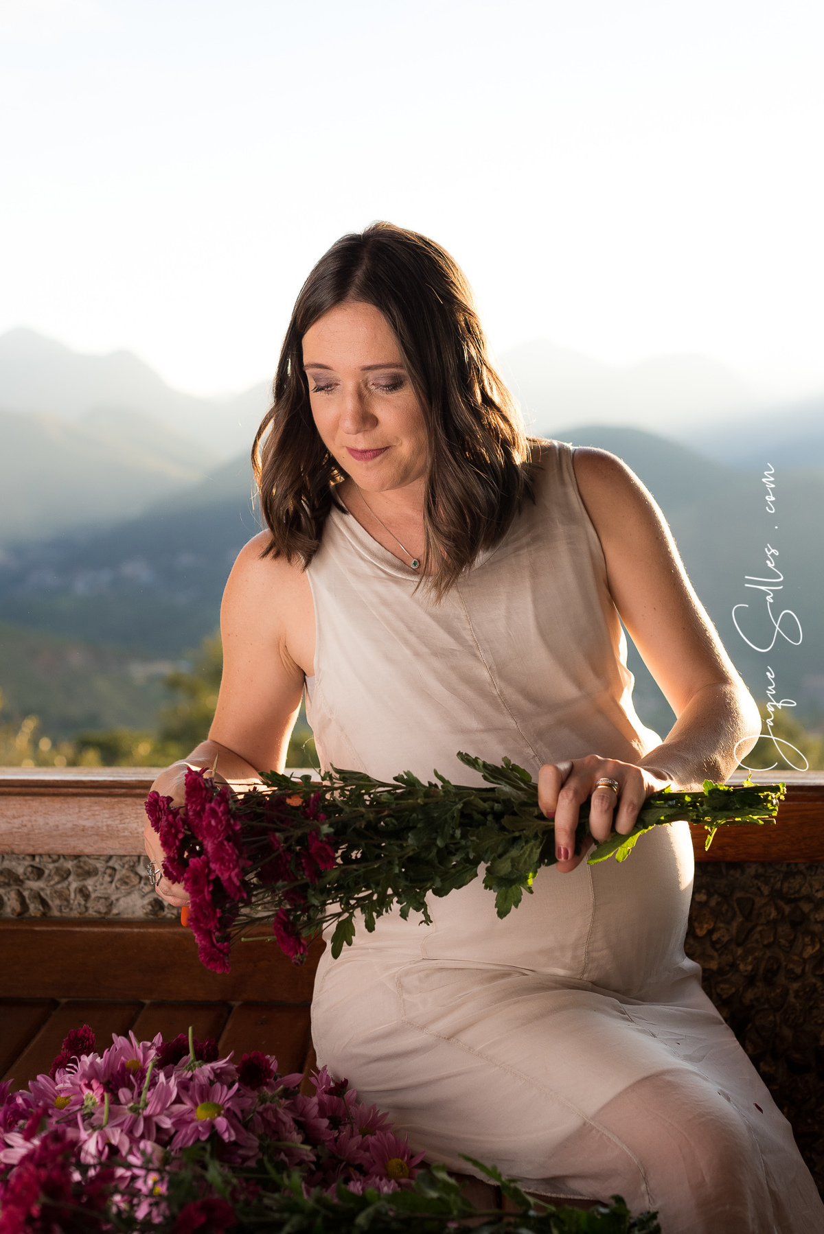 Ensaio Fotográfico Gestante realizada na Pousada Le Siramat em Nogueira, região serrana de Petrópolis. Imagens da Fotógrafa de Retratos Femininos Jaque Salles