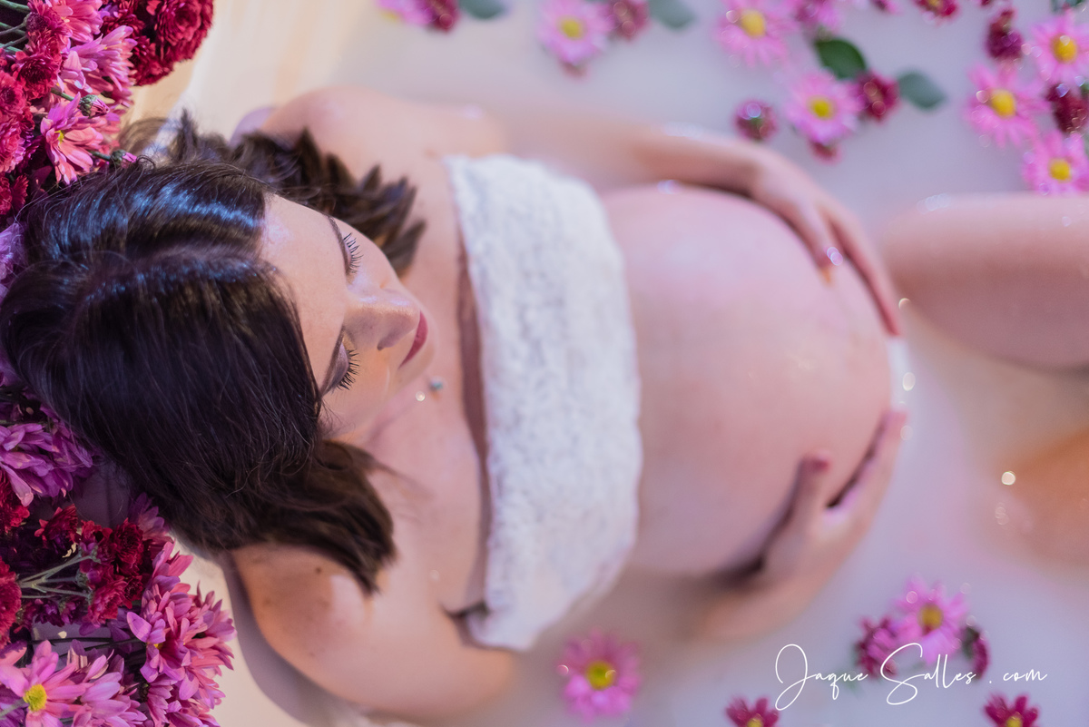 Ensaio Fotográfico Gestante Banho de Leite. Fotografia realizada na Pousada Le Siramat em Nogueira. Imagens da Fotógrafa de Retratos Femininos Jaque Salles