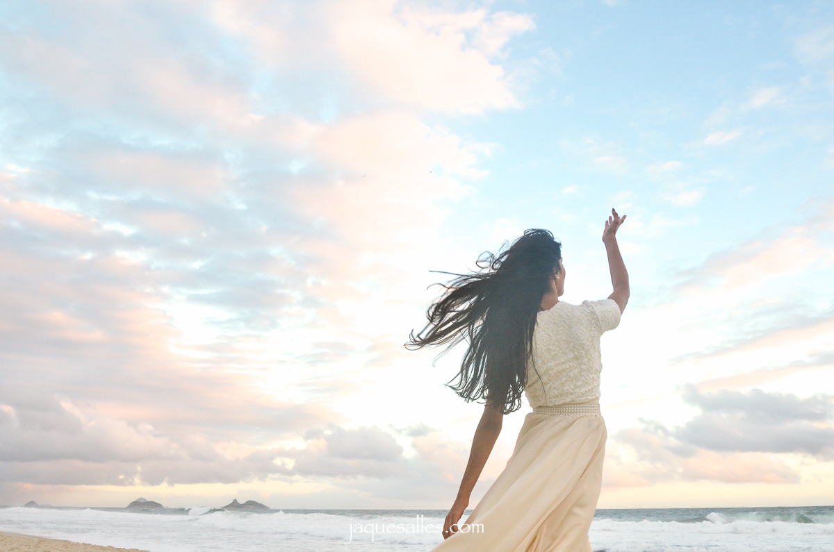 Fotógrafa realiza sonho de cliente fazer um ensaio dançante na praia