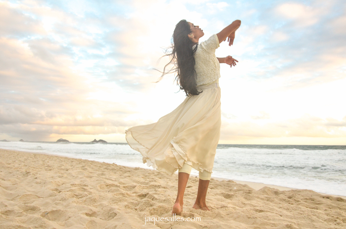 Fotografia de dança na praia faz sucesso na internet