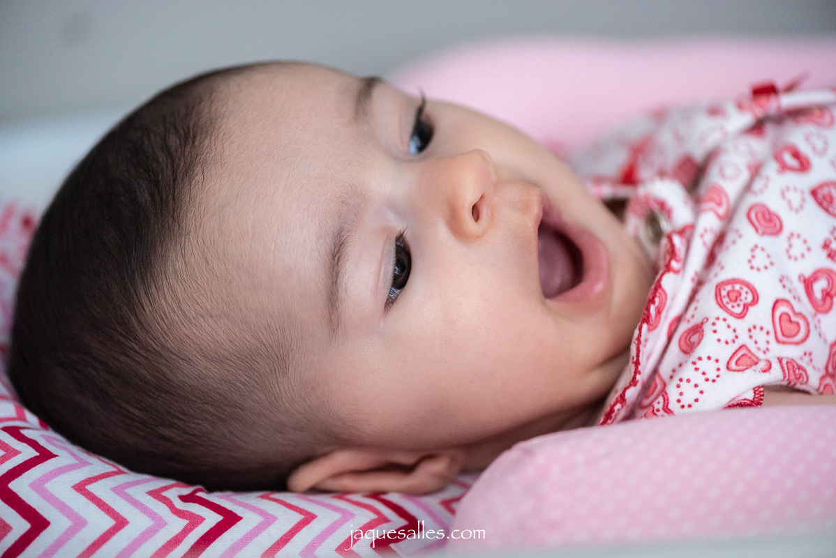 Bebê boceja durante ensaio fotográfico de acompanhamento trimestral e Jaque Salles Fotografia registra tudo. Luiza já tem 3 meses e foi fotografada em sua própria casa no Rio de Janeiro - RJ