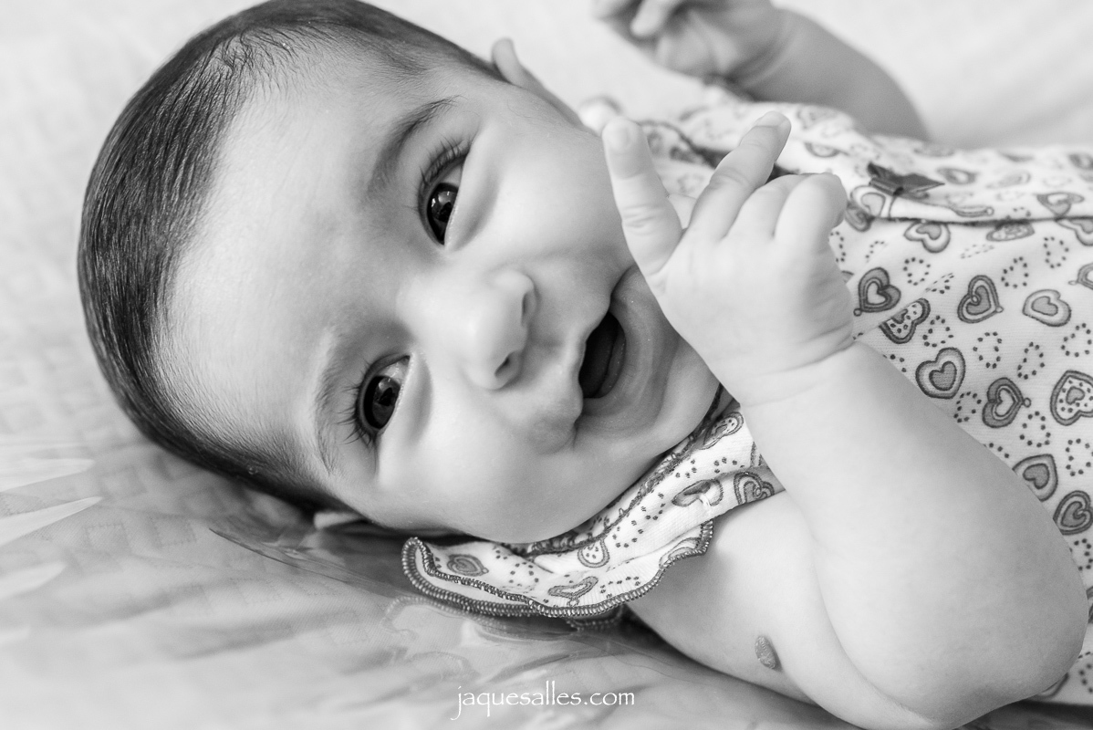 Bebê sorri durante seu ensaio fotográfico de acompanhamento trimestral e Jaque Salles Fotografia registra tudo