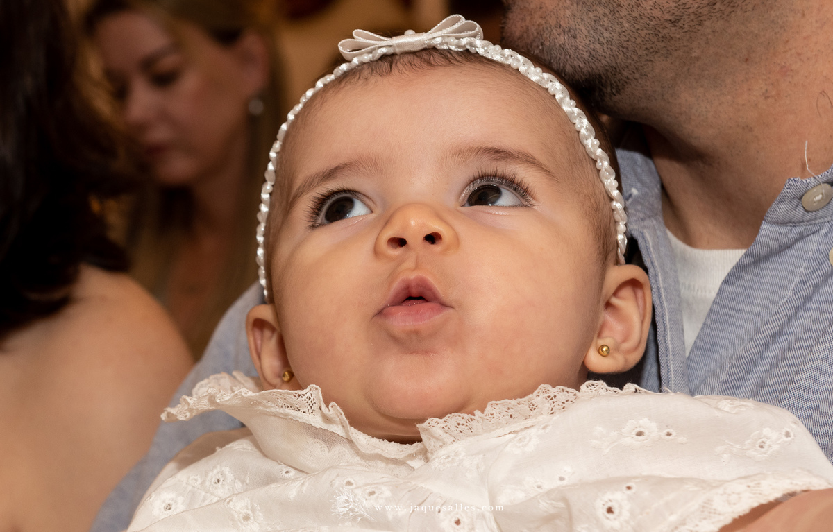 Mariana é batizada aos oito meses por seus tios maternos