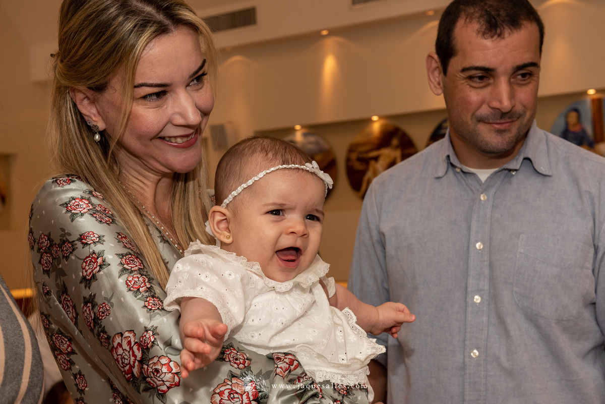 caretinha de bebê com oito meses de idade durante seu batizado na igreja católica