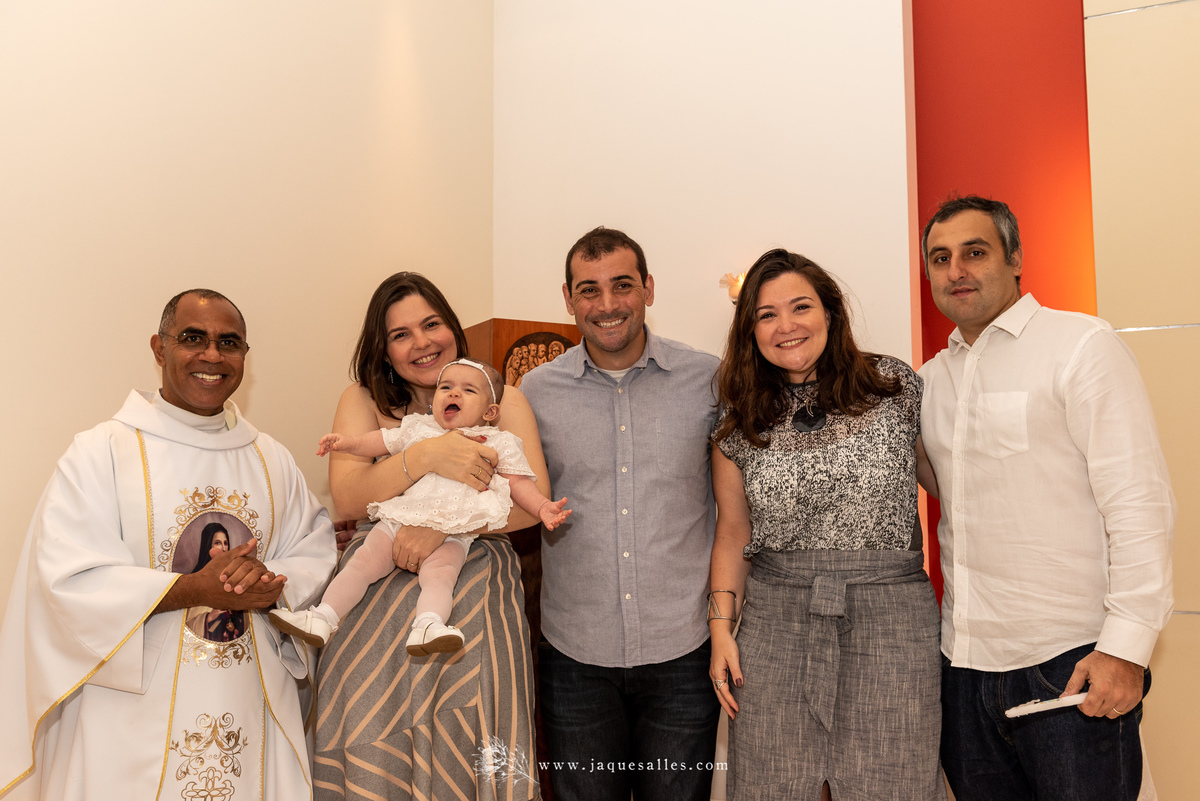 Capela Santa Terezinha, na Barra da Tijuca, RJ celebra batismo da bebê mariana