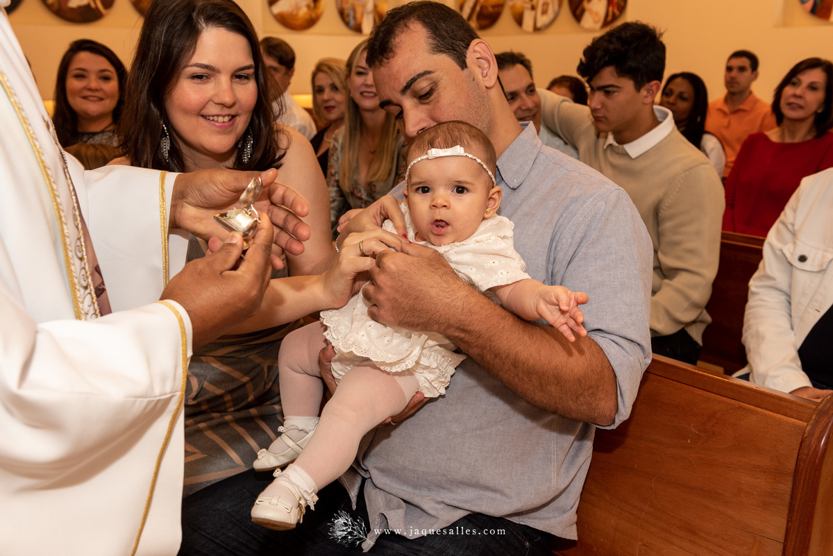 Foto da unção com óleo santo da bebê Mariana de oito meses na capela santa Terezinha, RJ