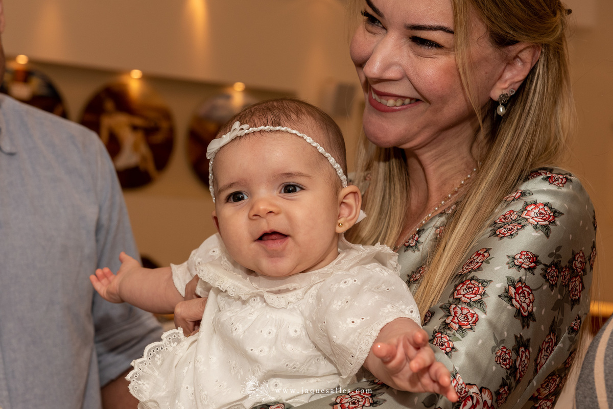 Mariana é batizada aos oito meses e tem tios paternos como padrinhos de consagração