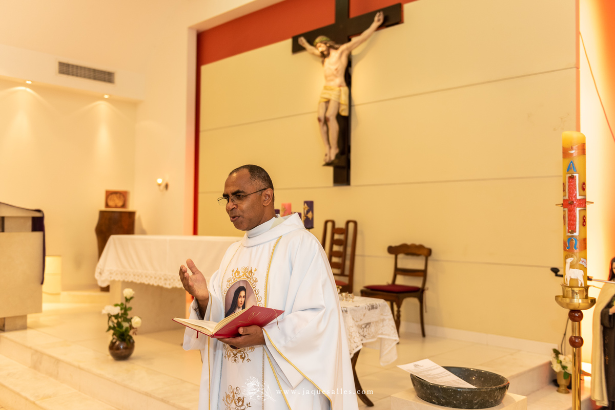 Foto do padre na capela santa Terezinha, na Barra da Tijuca, RJ