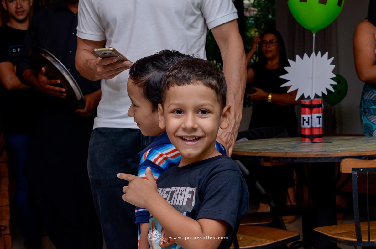 expressão de alegria de menino de 6 anos durante sua festa de aniversário com o tema minecraft