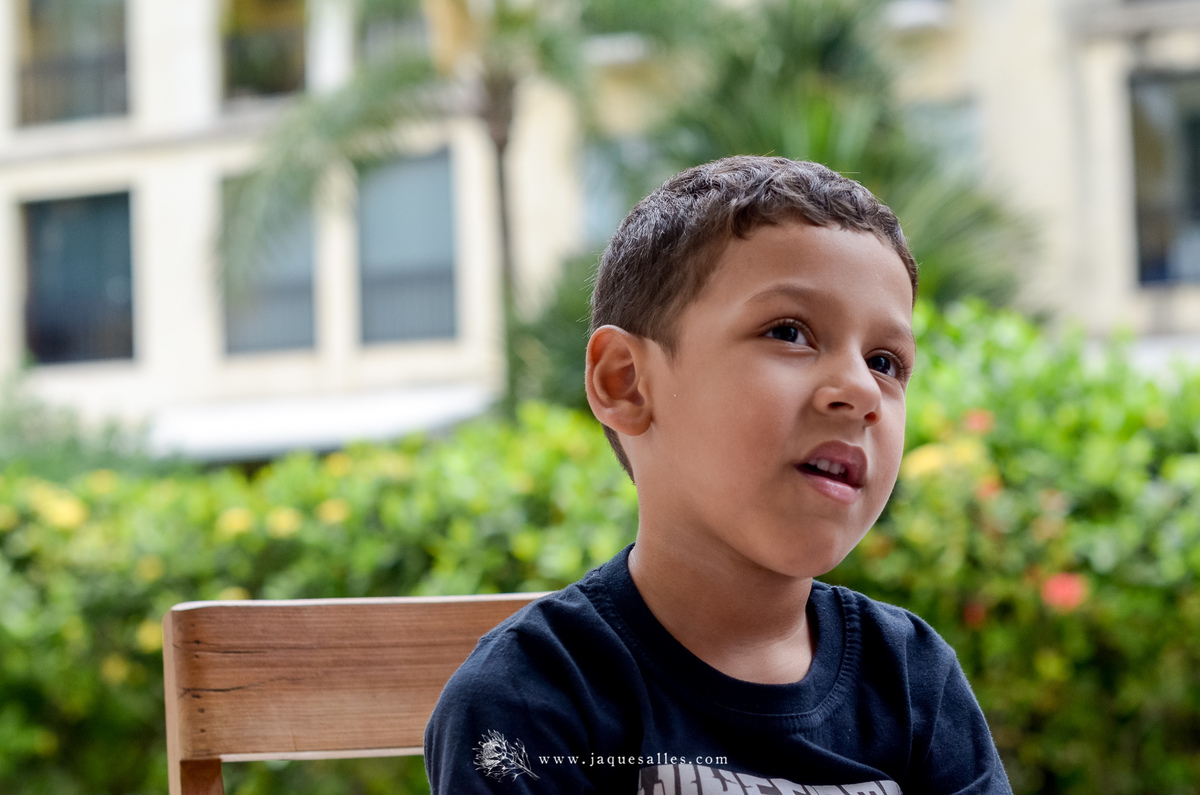 expressão de reflexão de menino de 6 anos durante sua festa de aniversário com o tema minecraft na Barra da Tijuca RJ