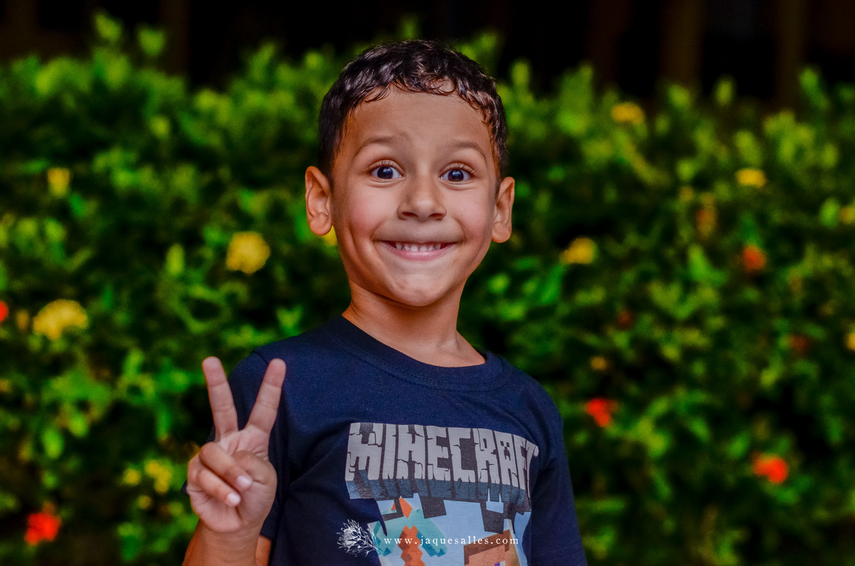 expressão de cumprimento de menino de 6 anos durante sua festa de aniversário com o tema minecraft