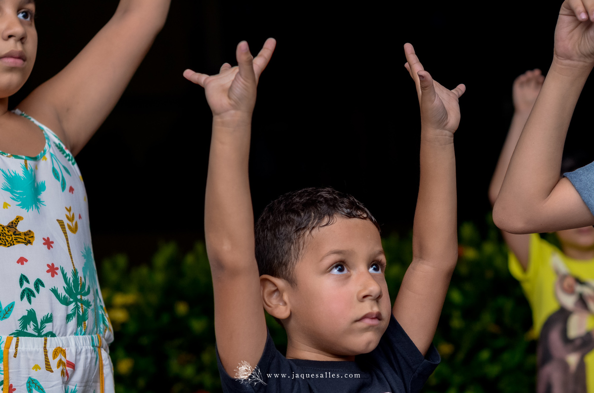 menino se diverte e brinca durante seu aniversário de 6 anos na Barra da Tijuca - RJ