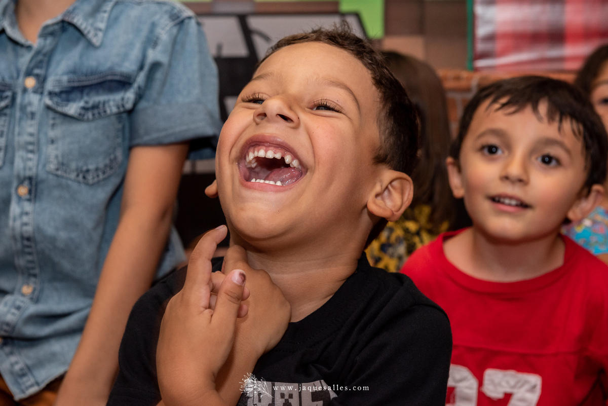 sorriso infantil de menino de 6 anos durante sua festa de aniversário com o tema minecraft