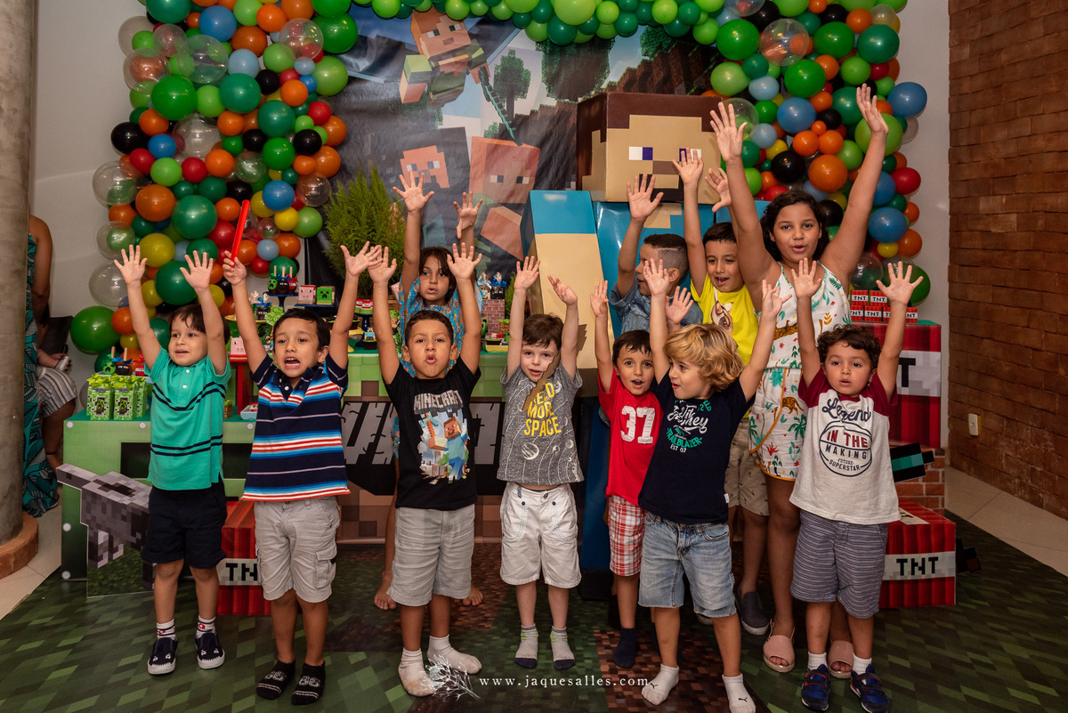 menino comemora seus 6 anos com tema de festa minecraft
