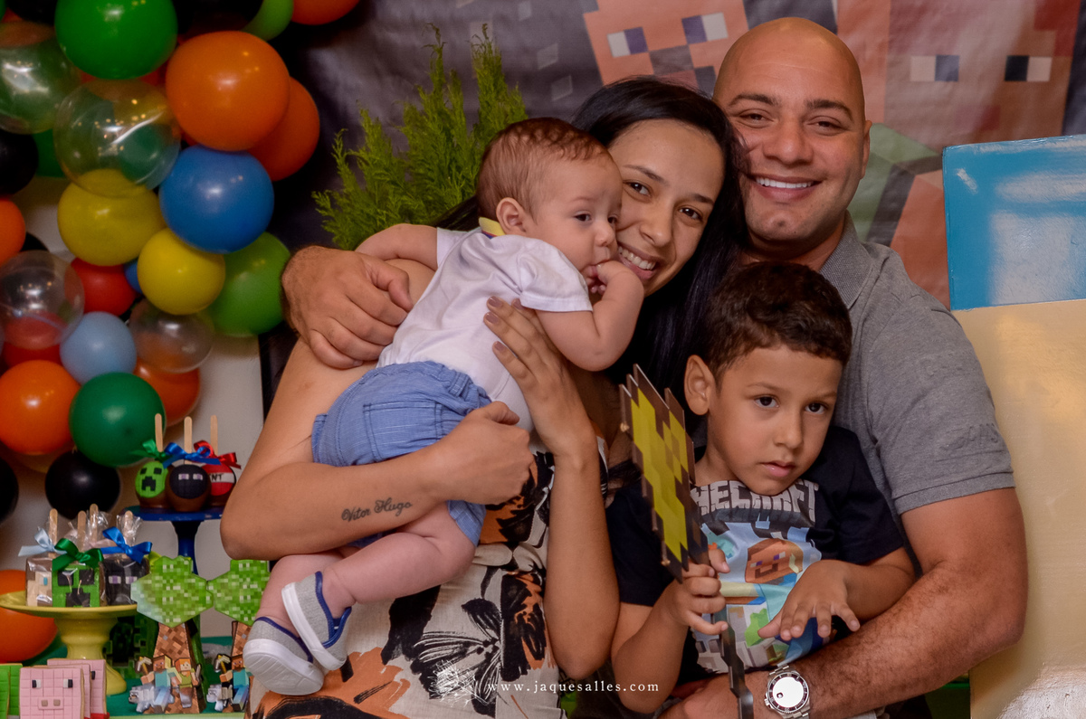 menino comemora seus 6 anos com tema de festa minecraft