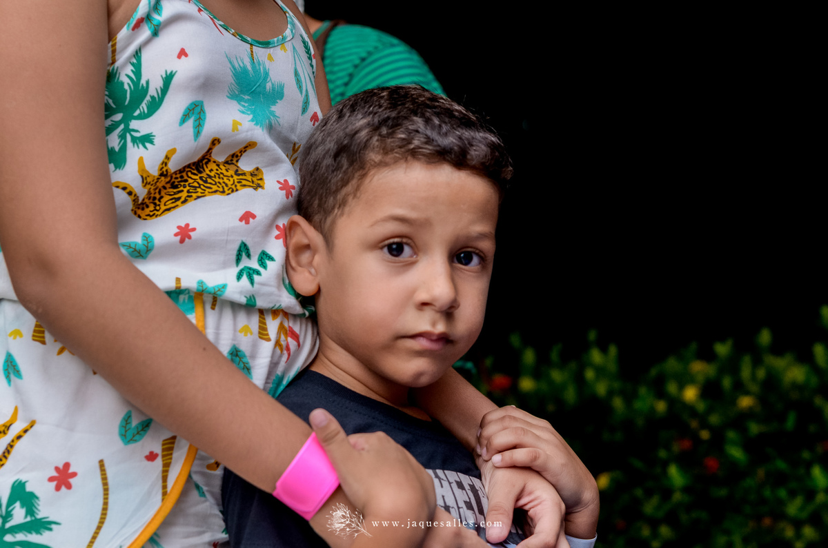 olhar infantil de menino de 6 anos durante sua festa de aniversário