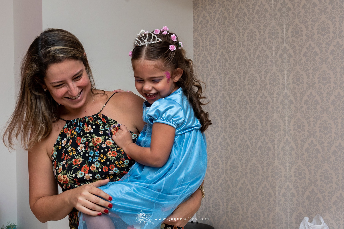 Aniversário de 4 anos da Valentina. A Festa foi comemorada em um salão de Beleza Infantil no Shopping Downtown na Barra da Tijuca - RJ. Ao final do embelezamento das meninas um chá com bolo foi servido as convidadas do evento. Fotografia de Jaque Salles