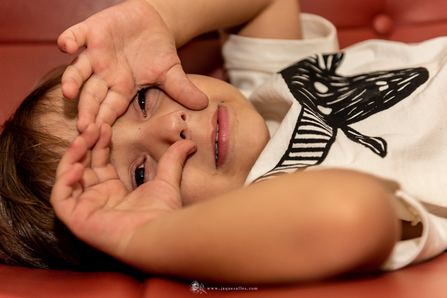 foto de menina em festa infantil de menino