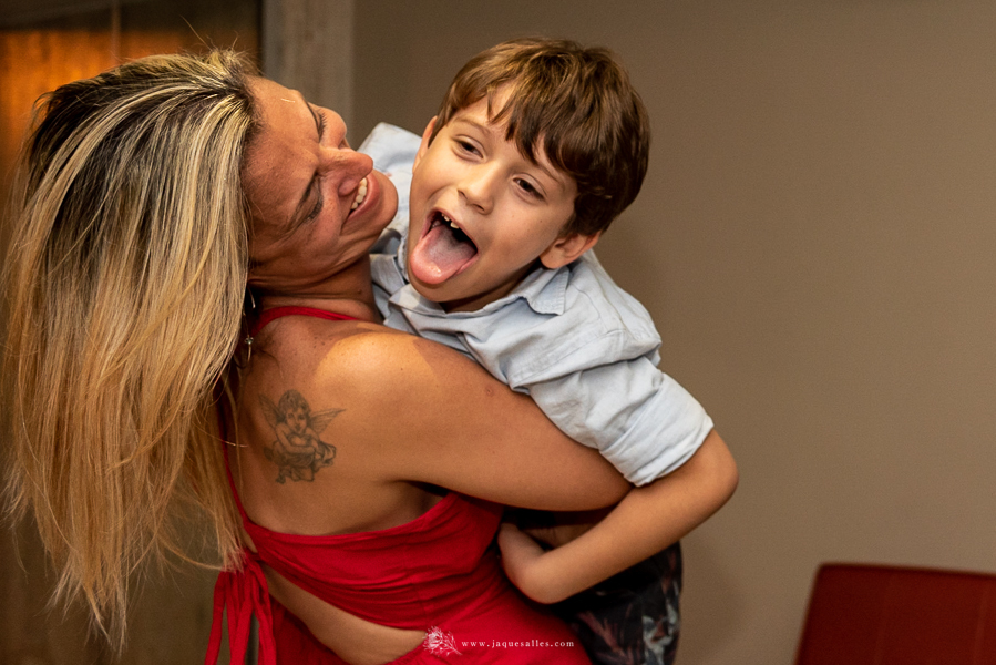 Gui recebe convidada mostrando língua em sua festa de 7 anos em Copacabana