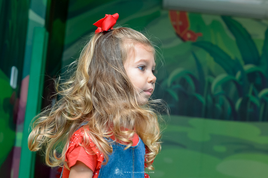 Maria Luiza curte intensamente sua festa de aniversário de três anos no O clubinho que fica no centro de Armação de Búzios.