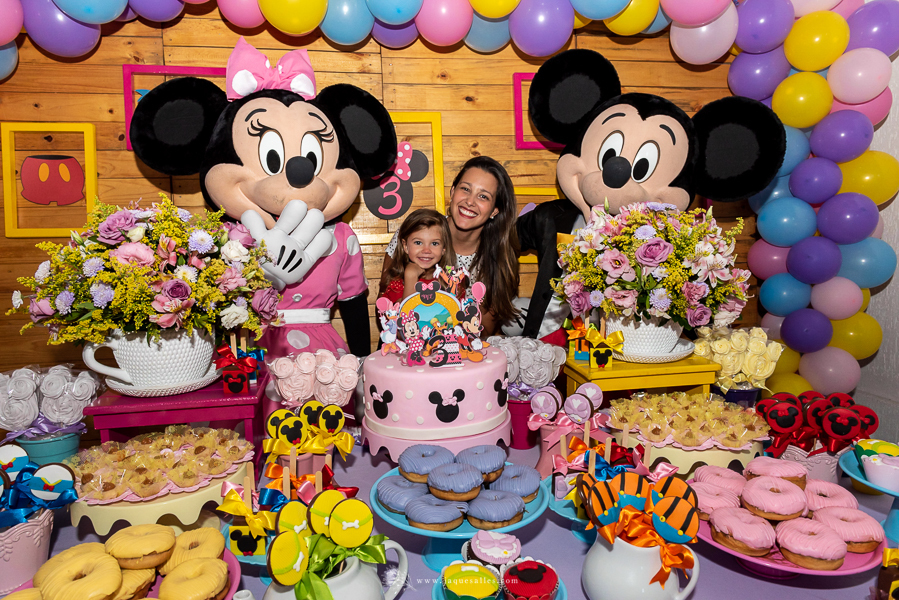 aniversário infantil com o tema Mickey é sucesso entre as crianças de três e quatro anos