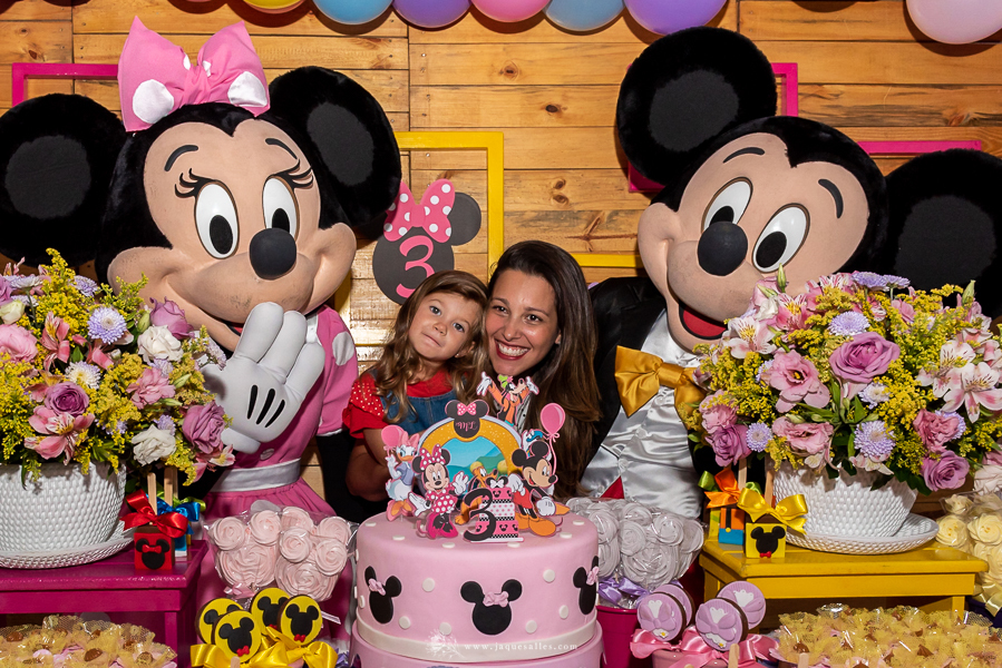 aniversário infantil com o tema Mickey é sucesso entre as crianças de três e quatro anos