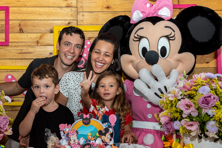 aniversário infantil com o tema Mickey é sucesso entre as crianças de três e quatro anos