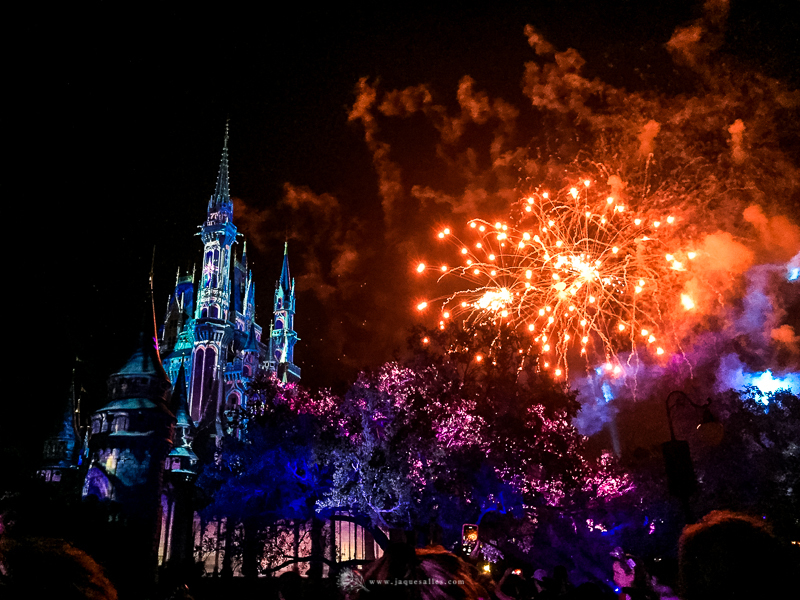 Foto noturna do castelo da Disney em queima de fogos que acontece diariamente em Magic Kingdom