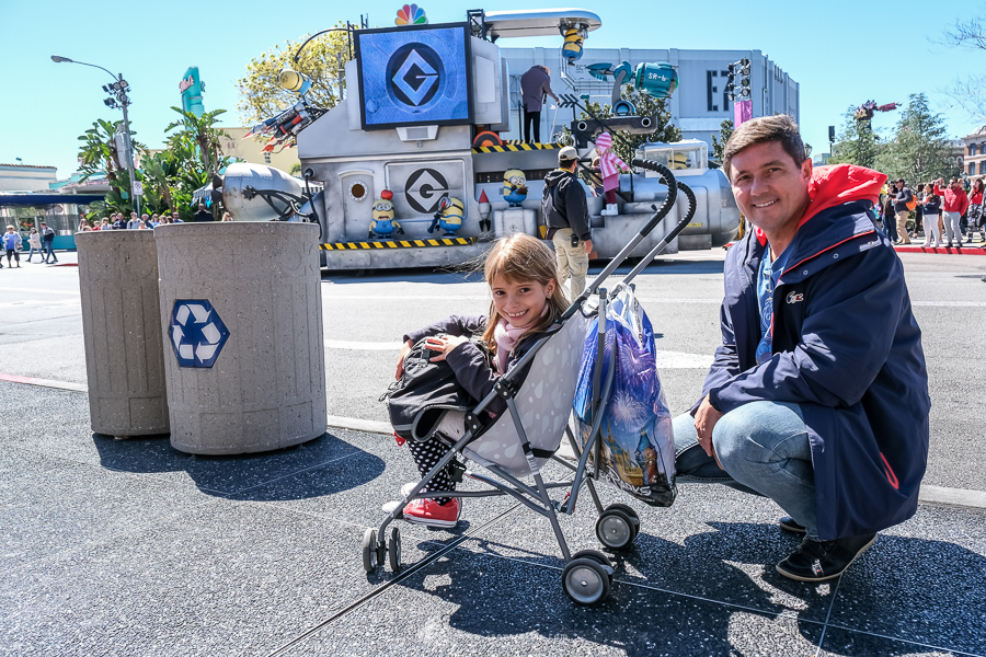 Fotógrafa registra passeio de pai e filha no parque da Disney em Orlando. O registro aconteceu no mês de maio de 2019 enquanto os dois aguardavam a desfile dos Minions pelo parque Universal Studios.