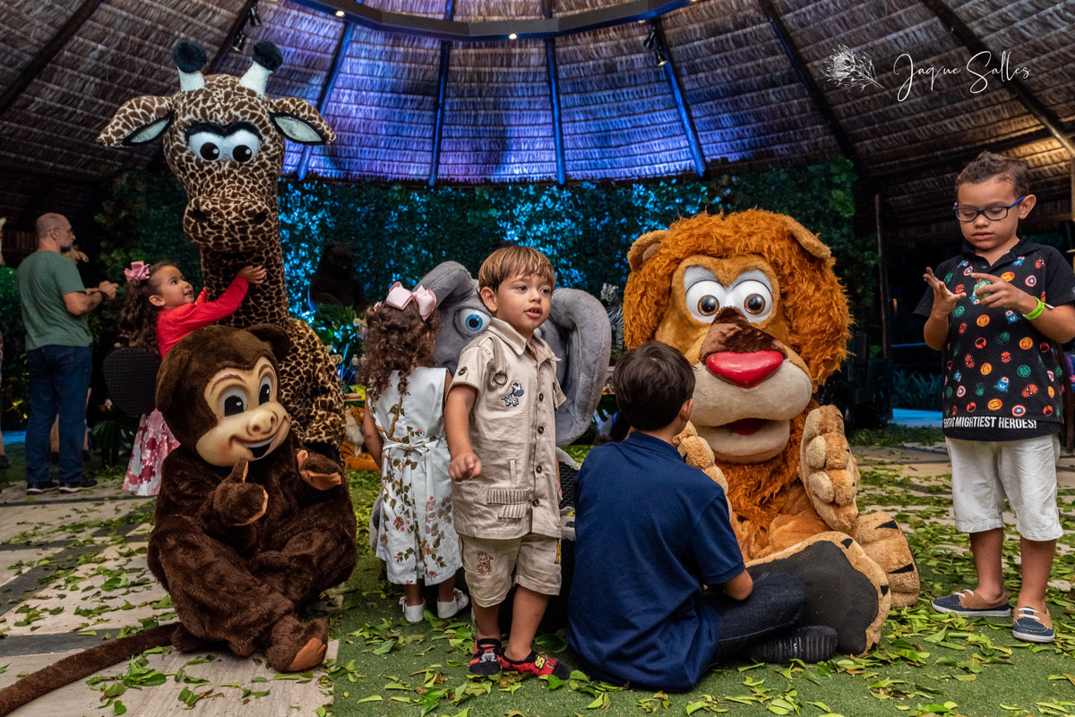 Joaquim completa três anos e comemora seu aniversário no Lajedo Solarium. O tema deste ano foi Safari e os animais não poderiam ficar de fora. A turminha do Tio Beto produções compareceu em peso para prestigiar o evento do Joaquim, foi uma festa só!