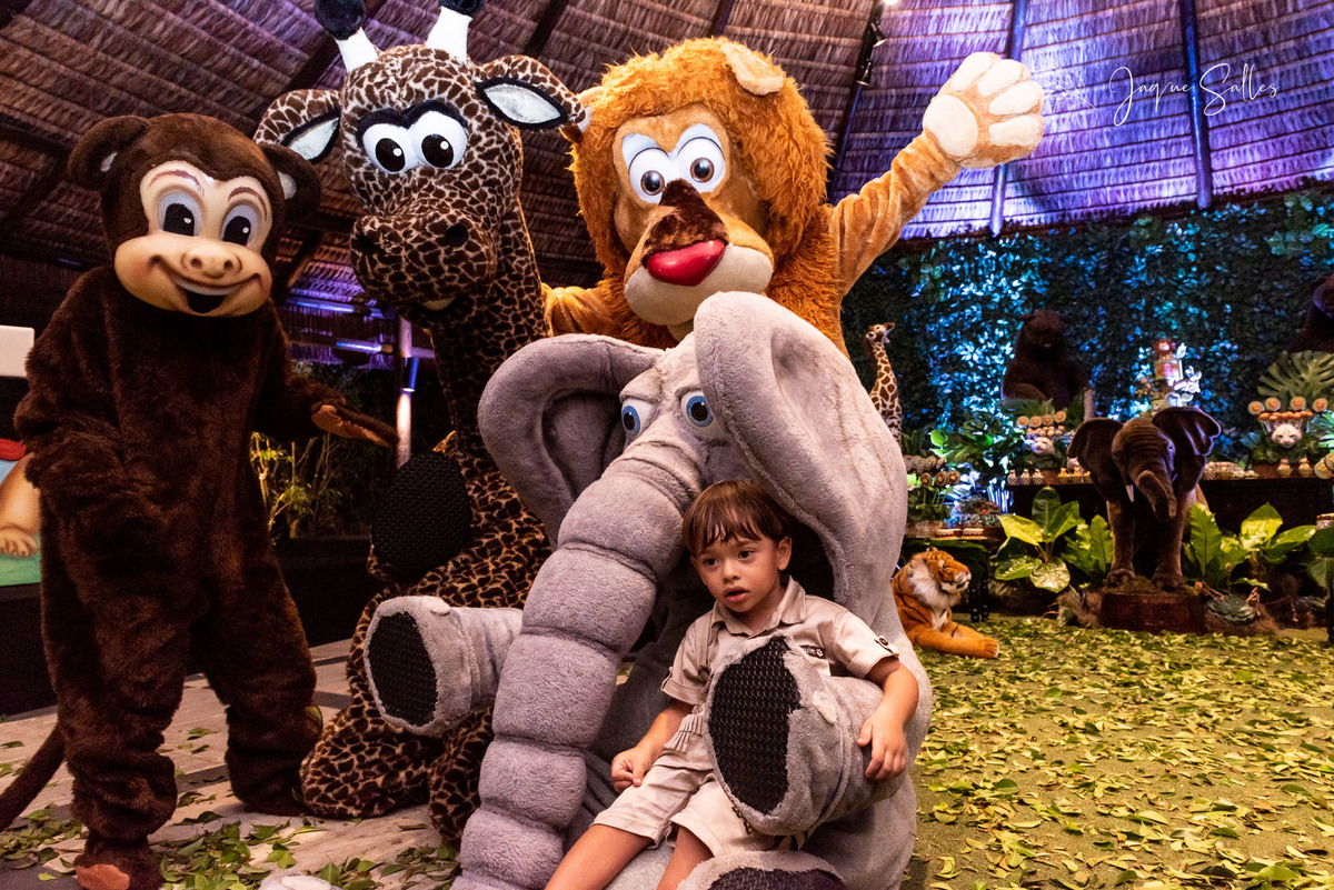 Joaquim completa três anos e comemora seu aniversário no Lajedo Solarium. O tema deste ano foi Safari e os animais não poderiam ficar de fora. A turminha do Tio Beto produções compareceu em peso para prestigiar o evento do Joaquim, foi uma festa só!