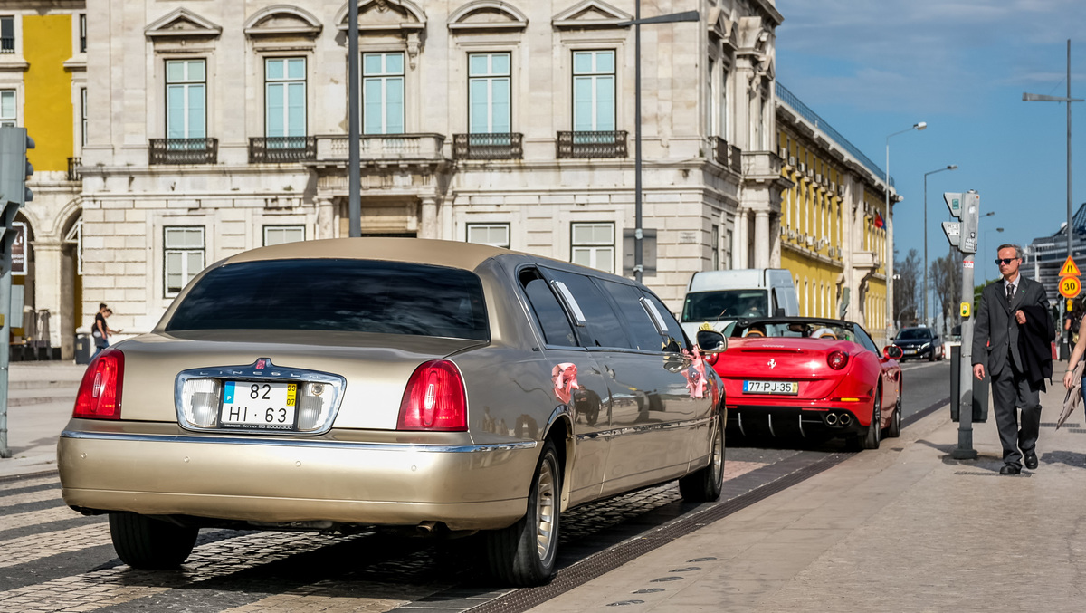 Noiva excêntrica em ferrari vermelha e sua comitiva viram sensação na praça do comércio em Lisboa, Portugal.