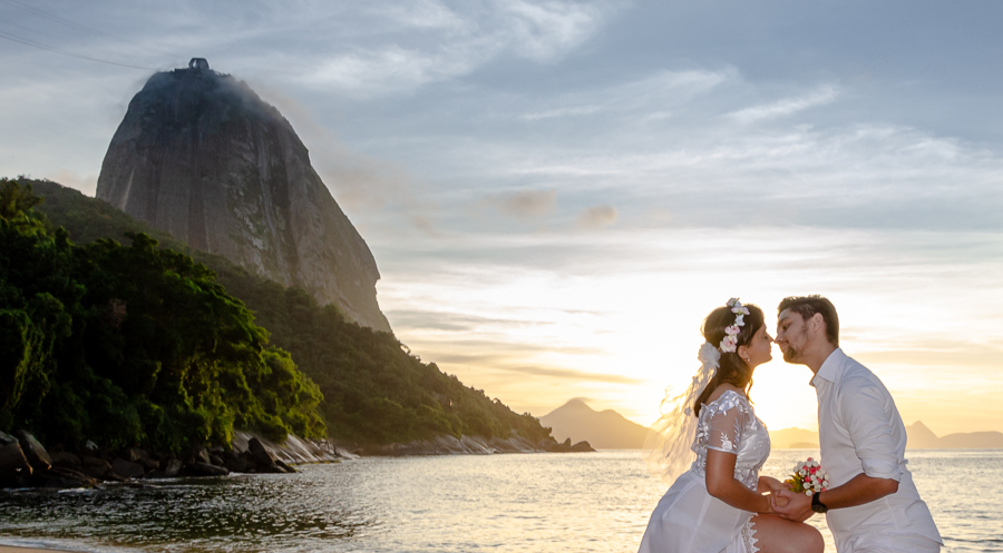 noivos se beijam em ensaio fotográfico pré wedding na praia da Urca rio de janeiro rj