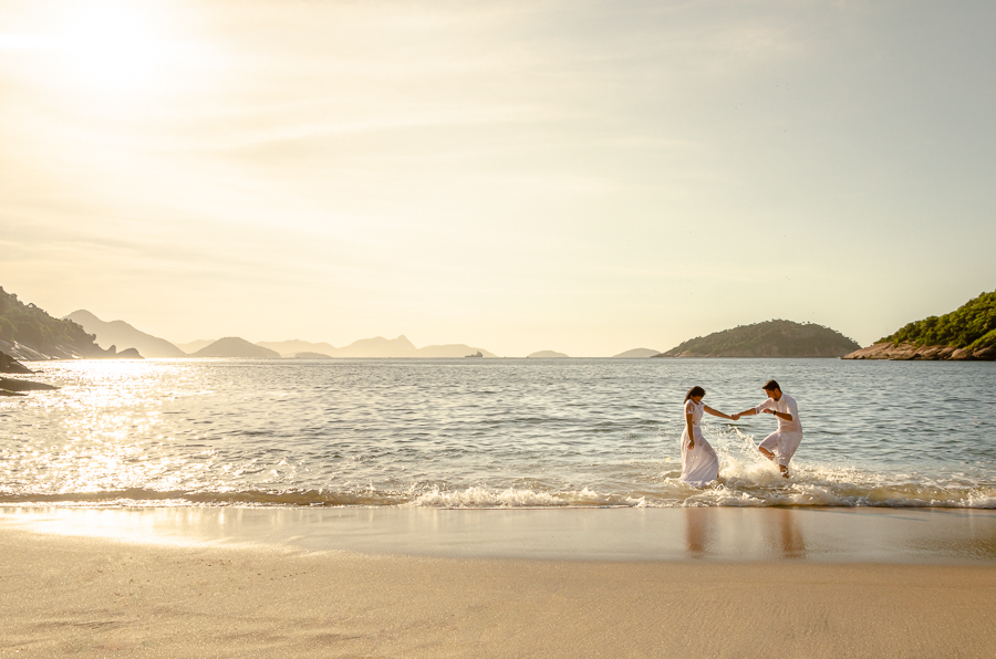 noivos se divertem em ensaio fotográfico pré wedding na praia da Urca rio de janeiro rj