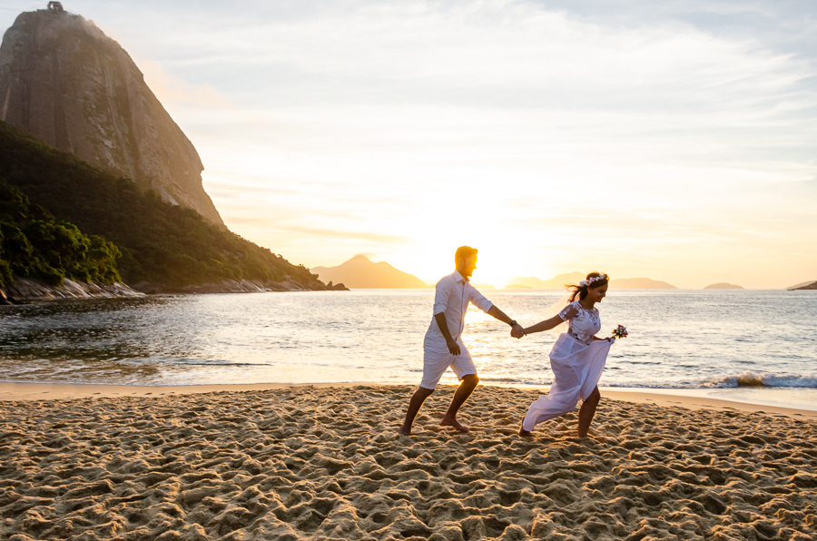 noivos se divertem em ensaio fotográfico pré wedding na praia da Urca rio de janeiro rj