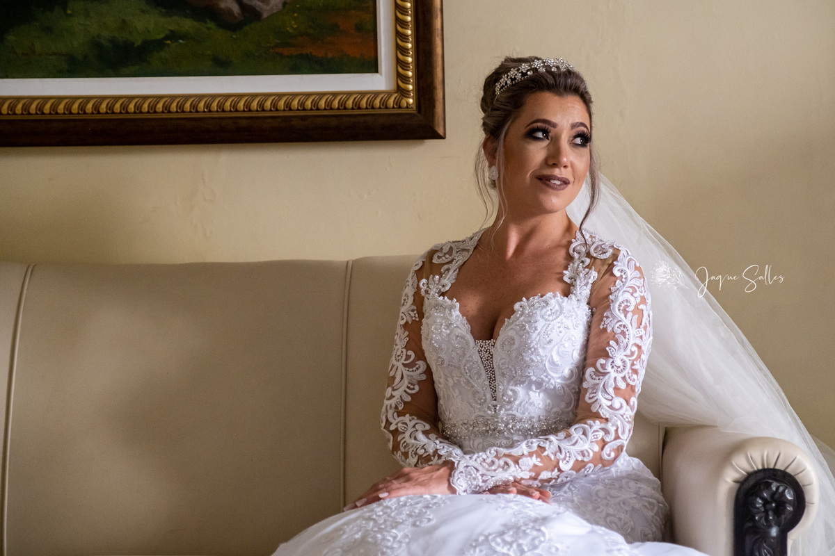 Foto pousada da noiva após estar pronta para se casar realizado no Castelo Country Club em Petrópolis, RJ por Jaque Salles Fotografia