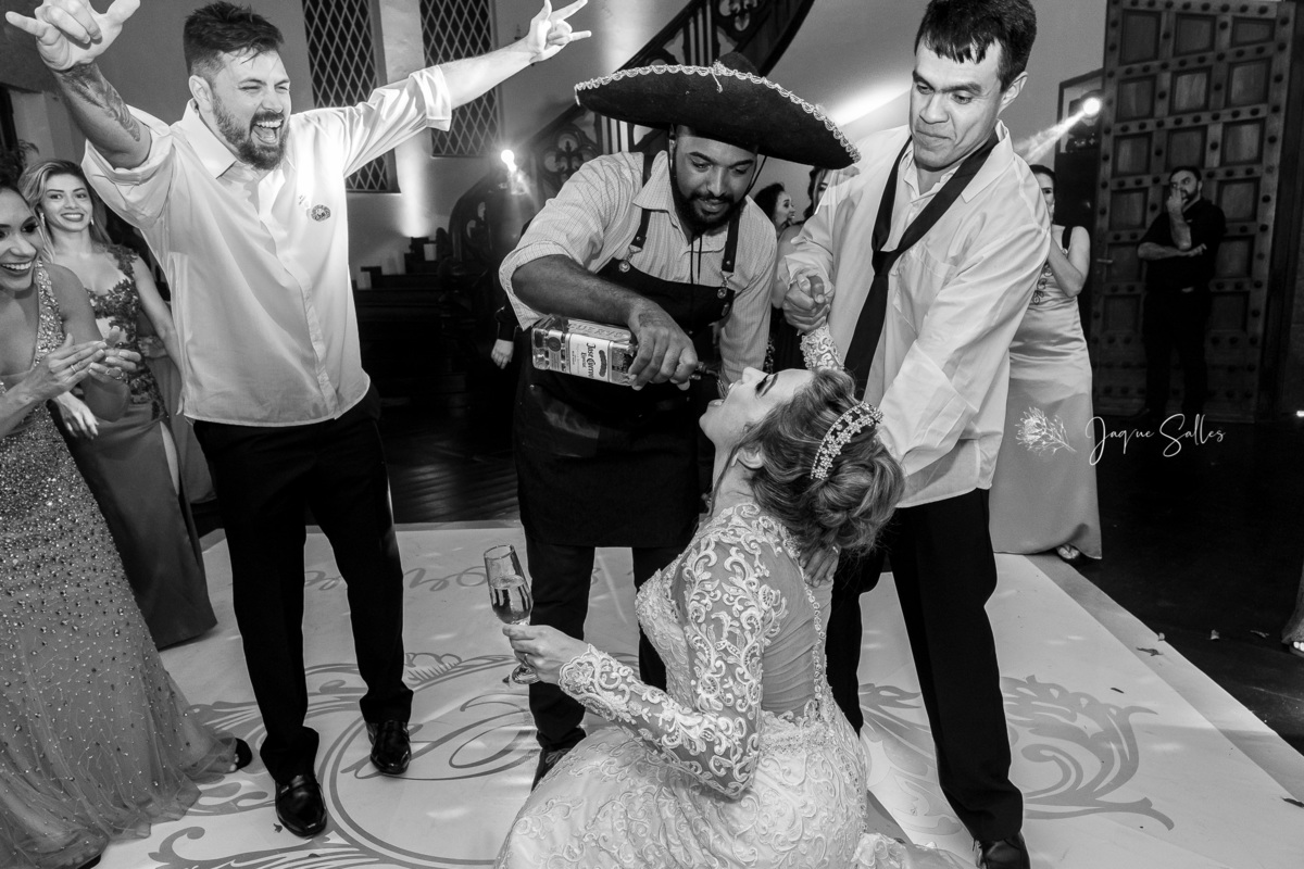 Fotografia de convidados se divertindo durante casamento realizado no Castelo Country Club em Petrópolis, RJ por Jaque Salles Fotografia