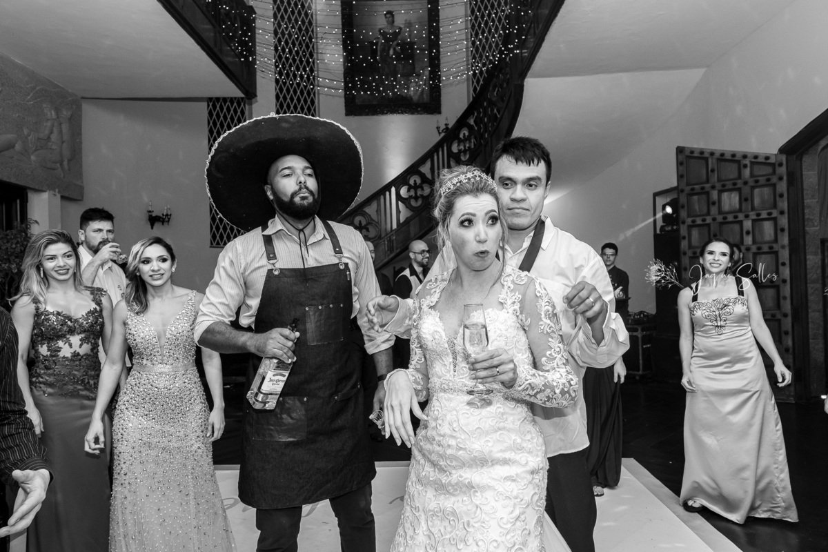 Fotografia de convidados se divertindo durante casamento realizado no Castelo Country Club em Petrópolis, RJ por Jaque Salles Fotografia