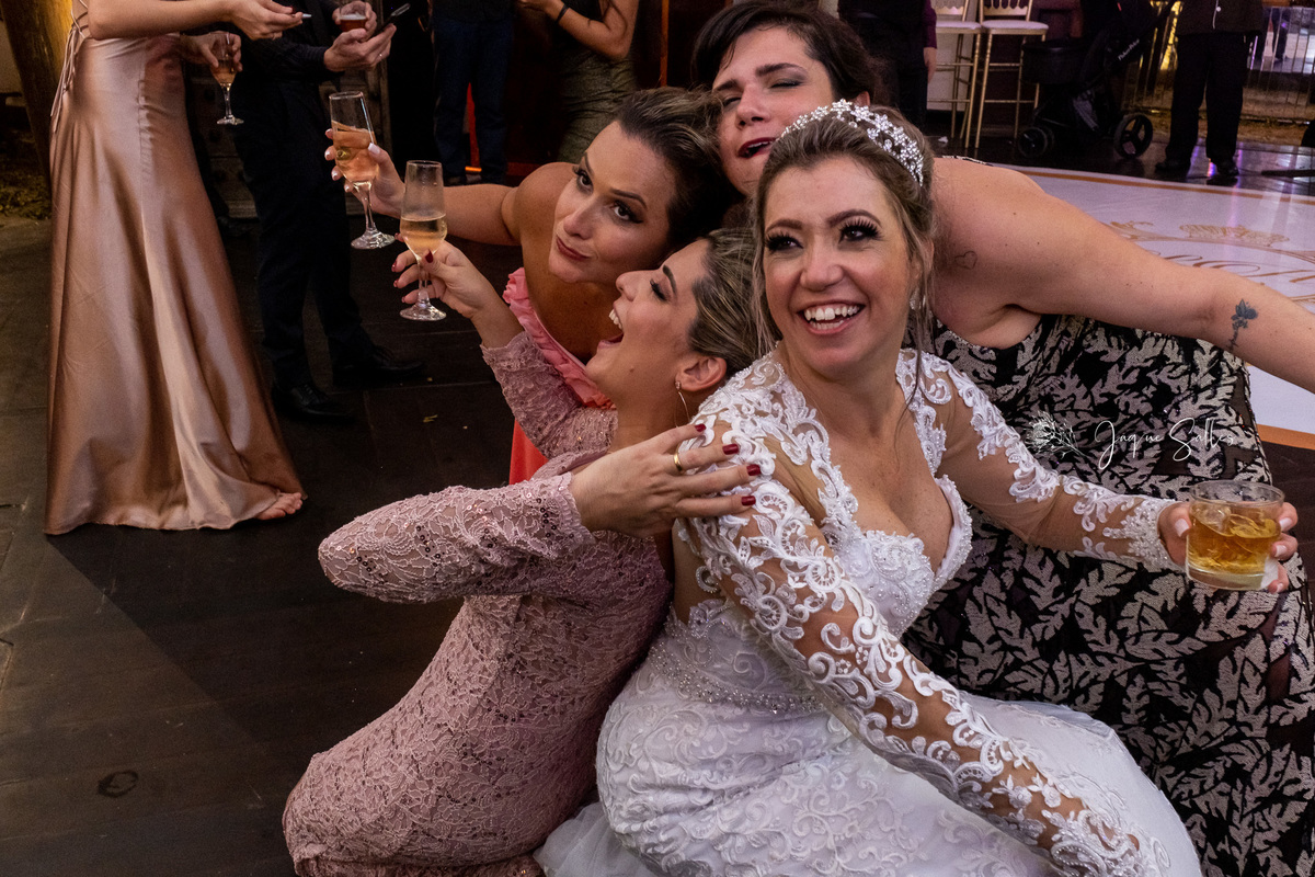 Fotografia da noiva e seus convidados se divertindo durante casamento realizado no Castelo Country Club em Petrópolis, RJ por Jaque Salles Fotografia
