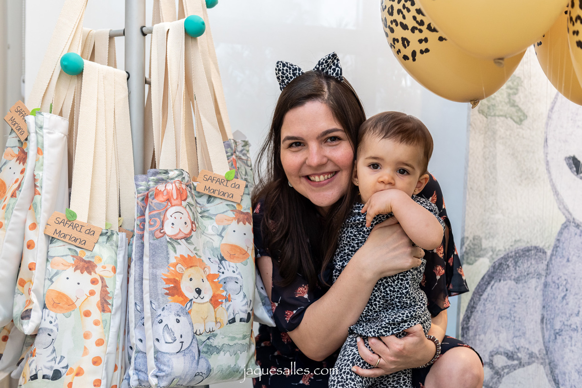 Foto engraçada com a mãe durante festa de aniversário de um ano na Barra da Tijuca - RJ bebê Mariana