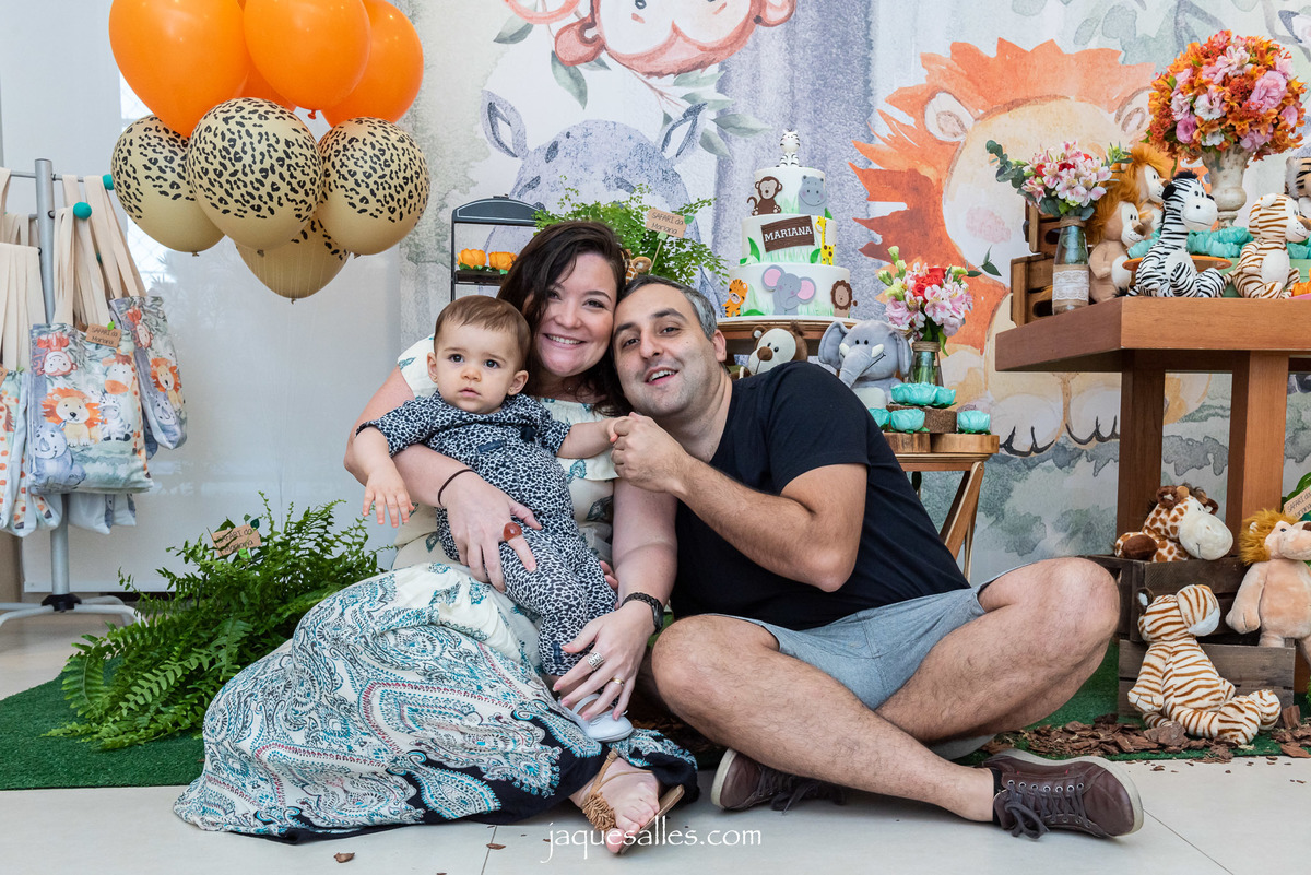 Fotografia com os padrinhos da Mariana na sua festa de aniversário de um ano na Barra da Tijuca - RJ 