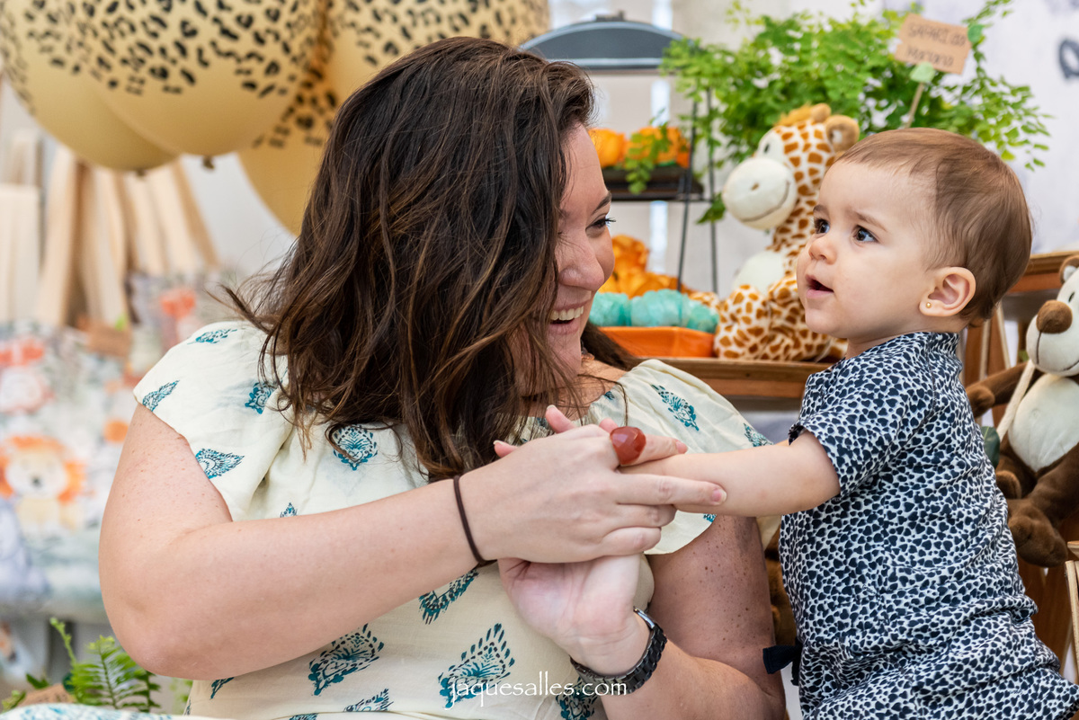 Fotografia com a madrinha da Mariana na sua festa de aniversário de um ano na Barra da Tijuca - RJ 