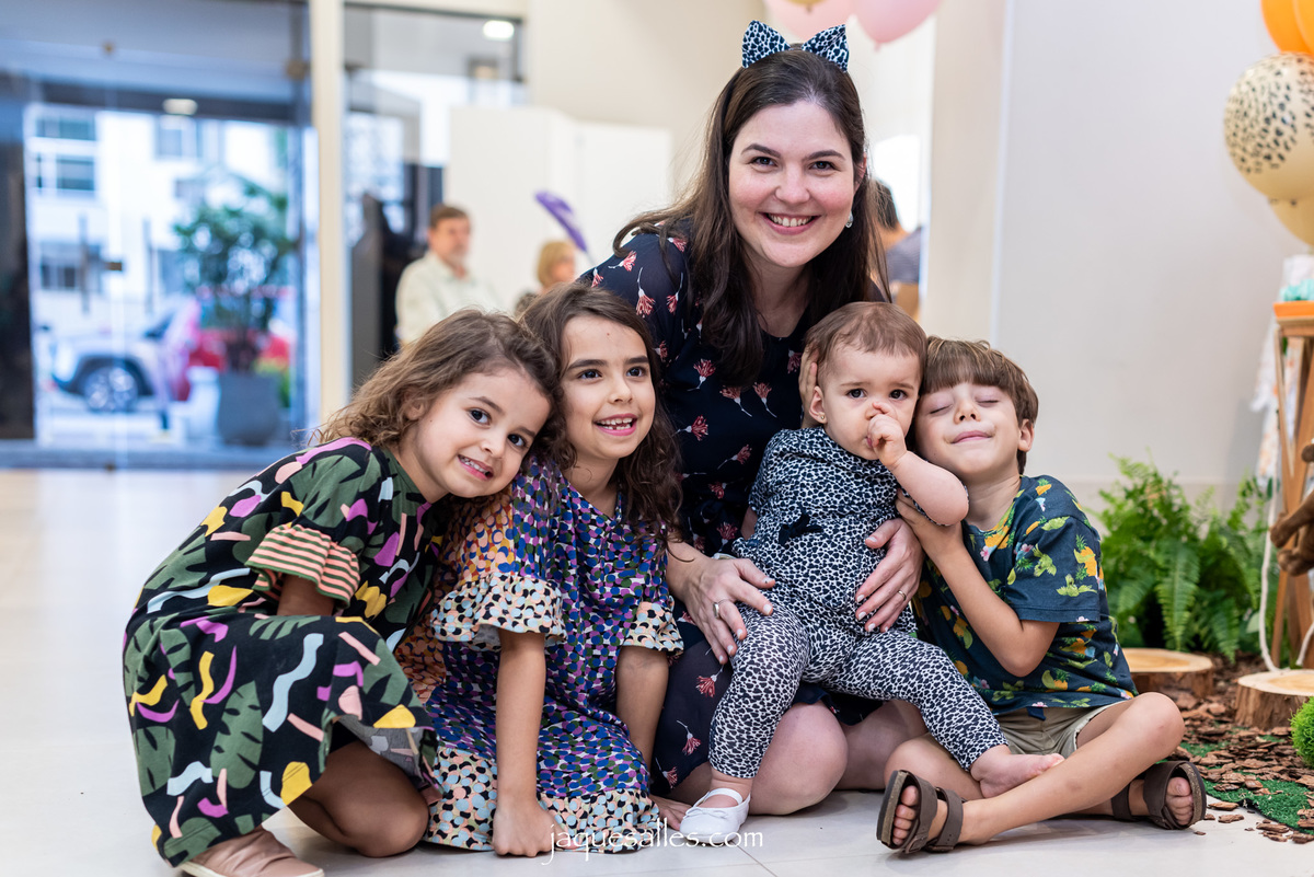Fotografia com os primos da Mariana na festa de aniversário de uma ano na Barra da Tijuca - RJ 
