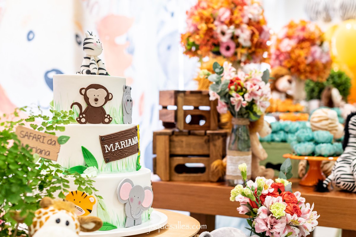 Fotografia de decoração de festa infantil de um ano menina tema Safari Baby 