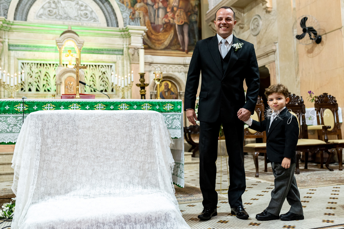 Noivo aguardando a entrada da noiva Ana Catarina na Igreja São Paulo Apóstolo localizada em Copacabana Rio de Janeiro - RJ registro de Jaque Salles Fotografia