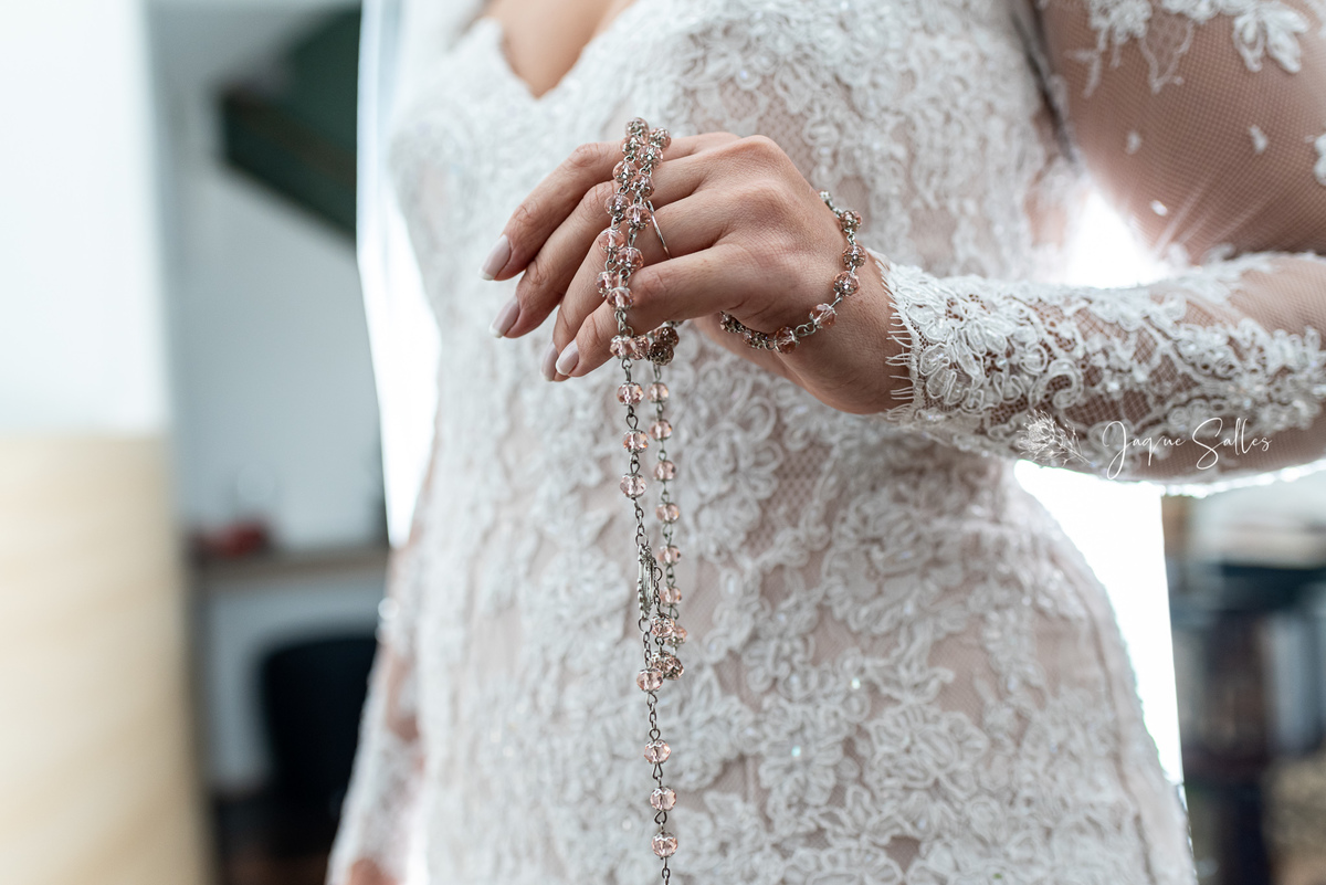 Fotografia de detalhes, o terço segurado pela noiva Ana Catarina. Cerimônia realizada na Igreja São Paulo Apóstolo localizada em Copacabana Rio de Janeiro - RJ registro da fotógrafa Jaque Salles 