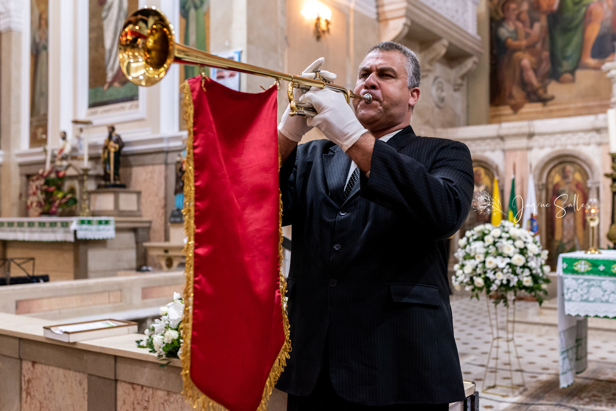 Músico tocando durante entrada da noiva Catarina na Igreja São Paulo Apóstolo localizada em Copacabana Rio de Janeiro - RJ Registro de Jaque Salles Fotografia