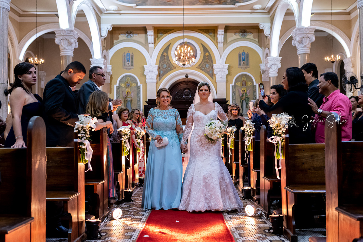 Entrada da noiva Ana Catarina na Igreja São Paulo Apóstolo localizada em Copacabana Rio de Janeiro - RJ Registro de Jaque Salles Fotografia
