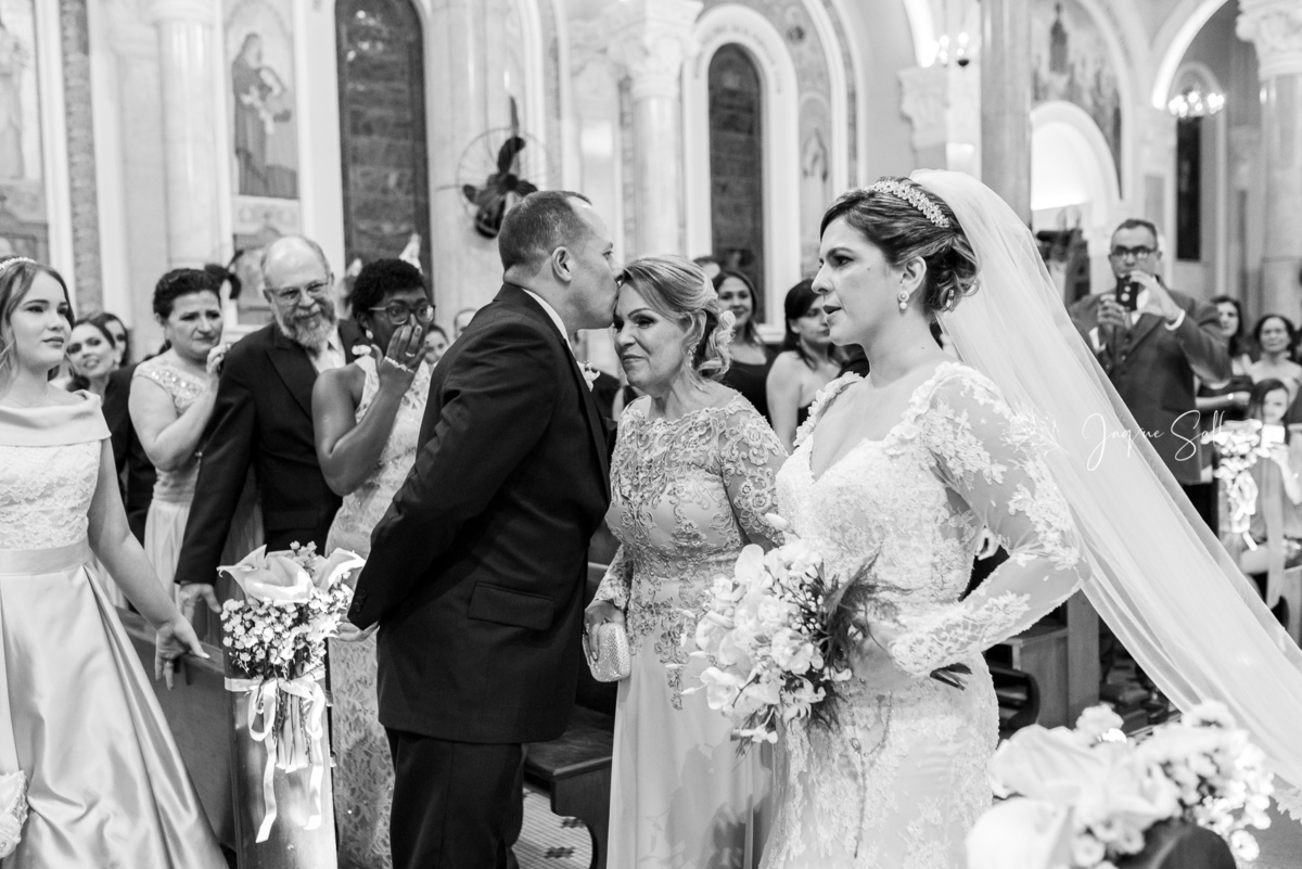 Noivo recebendo sua noiva Ana Catarina na Igreja São Paulo Apóstolo localizada em Copacabana Rio de Janeiro - RJ registro de Jaque Salles Fotografia